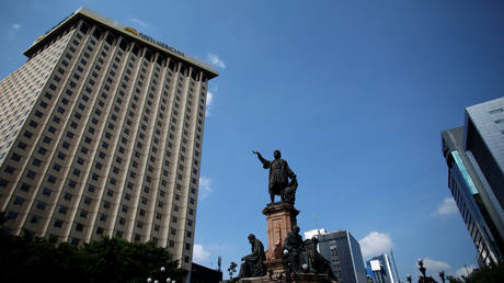 Статуя коренной женщины заменит памятник Колумбу в Мехико