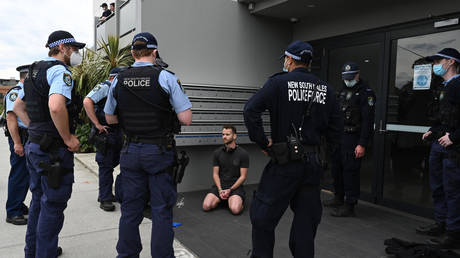 Столкновение австралийской полиции с демонстрантами из-за неспособности подавить инакомыслие подавляющей силой, угроза арестов