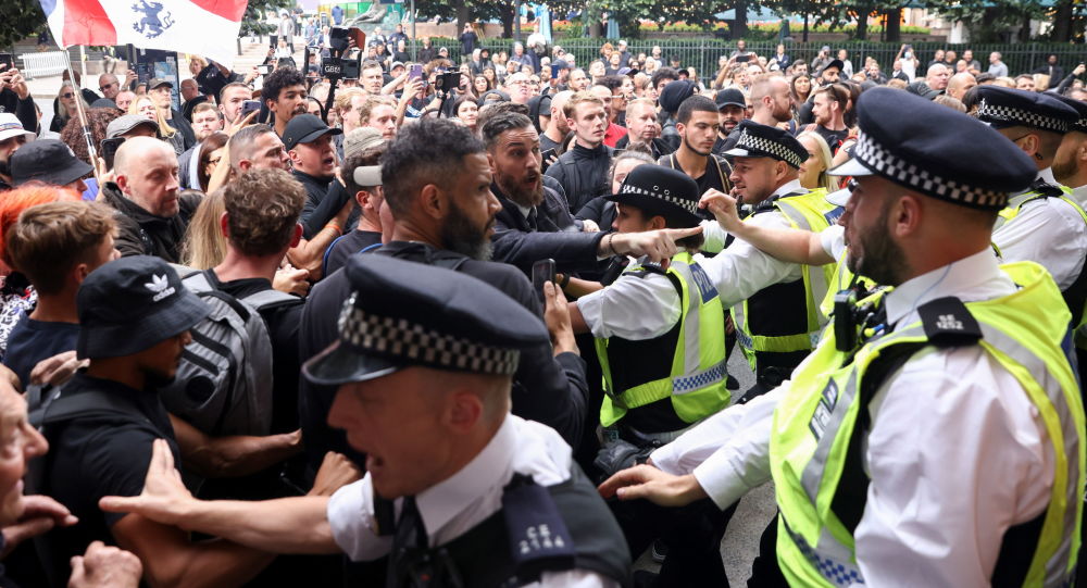 Столкновения демонстрантов с полицией во время акции протеста против вакцинации подростков в Лондоне