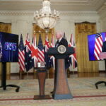 Три глаза… против Китая?  Байден заявил, что США и Великобритания помогут Австралии построить ядерные подводные лодки с `` обычным вооружением '' - RT World News