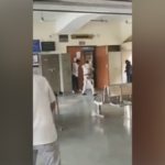 Трое убитых в перестрелке в зале суда в Дели - гангстеры в костюмах адвокатов открыли огонь по боссу-сопернику на слушании дела (ВИДЕО) - RT World News