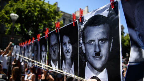 Владелец французского билборда получил штраф в размере 10000 евро за изображение президента Макрона в образе Гитлера на плакате протеста против Covid
