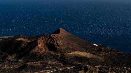 Власти Испании предупреждают о возможном извержении вулкана на курортном острове после 4 222 подземных толчков