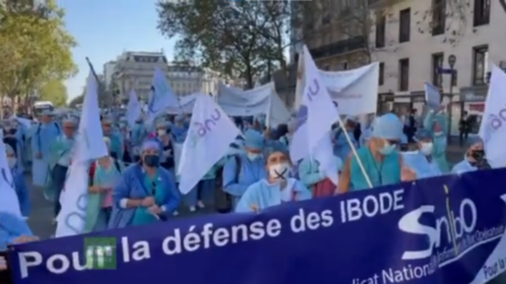Во Франции марш медиков требует повышения заработной платы и признания правительства