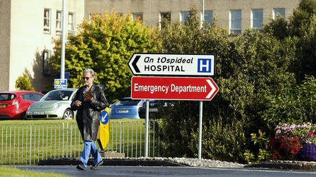Заболевший Covid ирландец «СПАСЕН» из больницы с помощью антиваксера… затем повторно госпитализирован и «поставлен на искусственную вентиляцию легких» после того, как его состояние ухудшится.