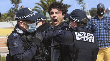 Австралийский полицейский уходит после громкого интервью, заявляет, что большинство коллег « страдает » и не хотят применять жесткие правила Covid-19