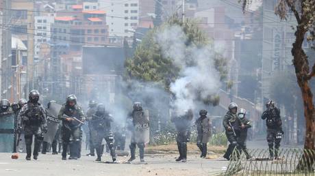 Боливийская полиция отступает после штурма фермеров, выращивающих листья коки, в Ла-Пасе