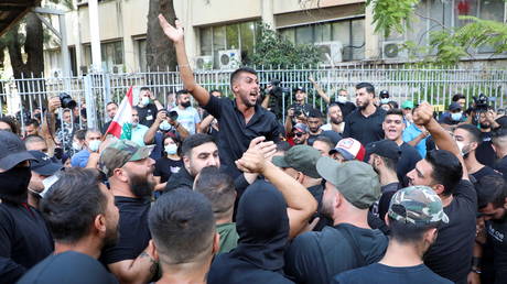 Число погибших в результате сильной артиллерийской перестрелки в Бейруте возросло до 5 на фоне ожесточенных протестов против взрыва в порту судьи зачистки столицы и развертывания ливанской армии