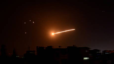 Дамаск обвиняет Израиль в нанесении ракетных ударов по трем целям на юге Сирии, угрожает военным ответом