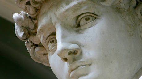Давид Микеланджело отменен?  Гениталии реплики культовой обнаженной статуи ЗАКРЫТЫ на выставке Dubai Expo