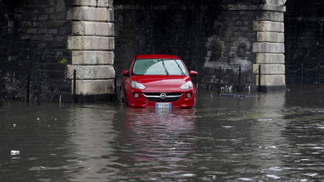 Двое погибших после разрушительного шторма, вызвавшего внезапные наводнения на юге Италии, превратившие городские улицы в реки