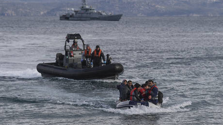 ЕС требует от Греции немедленно расследовать сообщения о предполагаемых задержках лодок с нелегальными и насильственными мигрантами