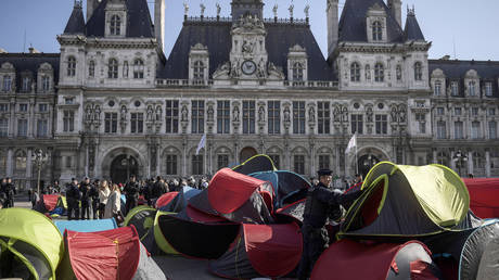 Французская полиция освободила площадь перед мэрией Парижа, занятую лагерем бездомных мигрантов, требующих размещения