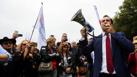 Голландский суд заявил, что правительство имеет право требовать ‘коронный пропуск’, несмотря на массовые протесты