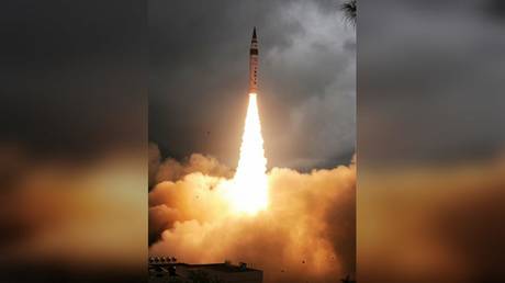 Индия испытывает ядерную ракету с дальностью действия до 5000 км после испытаний гиперзвуковой ракеты в Пекине