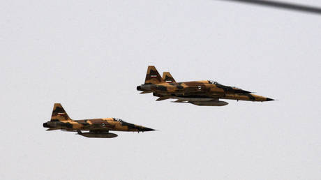 Иран начинает учения с участием как пилотируемых, так и беспилотных самолетов, поскольку он жалуется на « сионистское присутствие » на границах