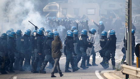 Итальянский спецназ применил слезоточивый газ и водомет из водомета в отношении протестующих, блокирующих порт Триеста против Covid
