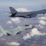Израильские истребители сопровождают американский бомбардировщик B1-B - демонстрация продолжения стратегического сотрудничества (ВИДЕО) - RT World News