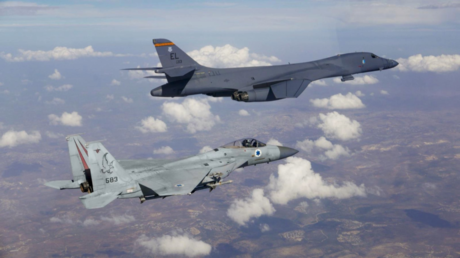 Израильские истребители сопровождают американский бомбардировщик B1-B — демонстрация продолжения стратегического сотрудничества