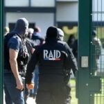 Элитное полицейское подразделение прибыло во французскую тюрьму, когда заключенный, которого якобы прозвали «монстром Коломба», взял в заложники двух охранников - RT World News