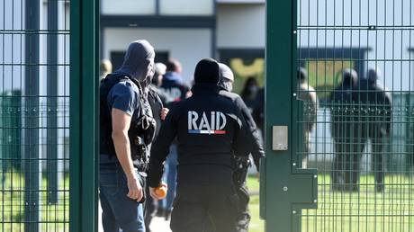 Элитное полицейское подразделение прибыло во французскую тюрьму, когда заключенный, которого якобы прозвали «монстром Коломба», взял в заложники двух охранников