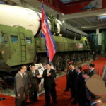 Ким Чен Ын рекламирует «непобедимые» северокорейские силы на выставке вооружений в Пхеньяне, осуждает враждебную политику США и военные игры с Сеулом - RT World News