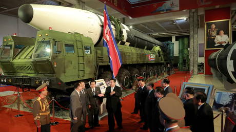 Ким Чен Ын рекламирует «непобедимые» северокорейские силы на выставке вооружений в Пхеньяне, осуждает враждебную политику США и военные игры с Сеулом