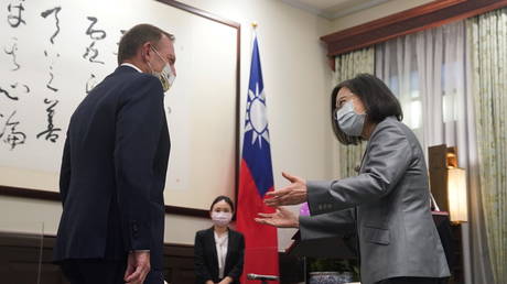 Китай призывает Австралию «отказаться от менталитета времен холодной войны и идеологических предрассудков» после того, как бывший премьер-министр Эбботт посетил Тайвань и пообещал оказать поддержку