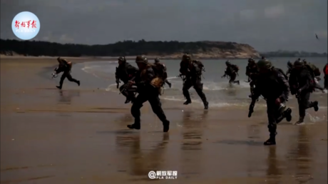 Китайская армия практикует высадку на берег на фоне растущей напряженности с Тайванем