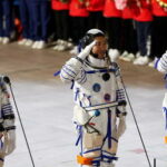 Китайский корабль Шэньчжоу-13 успешно стыкуется с космической станцией Тяньгун, и 3 астронавта вошли в основной модуль - RT World News