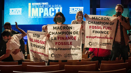 Климатические активисты задержаны после срыва саммита за обвинение французского правительства в поддержке «финансирования ископаемого топлива»