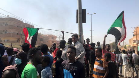 Крупное суданское племя планирует прекратить блокаду порта в поддержку военного переворота, поскольку врачи и ученые бастуют против него
