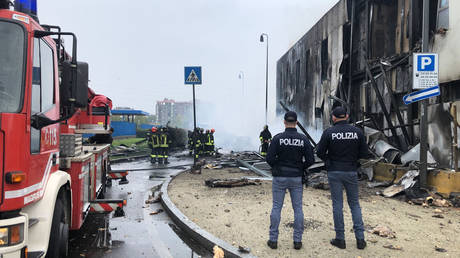 Легкий самолет врезался в здание в Милане, на борту погибли восемь человек