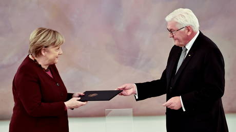 Меркель освобождена от обязанностей, правление оценили как «один из величайших периодов в современной истории Германии »