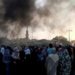 Министерство информации сообщает, что военные стреляют боевыми пулями в протестующих, поддерживающих гражданское правительство, после силового переворота - RT World News