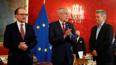 Министр иностранных дел Австрии Александр Шалленберг принял присягу канцлера после того, как Курц ушел в отставку на фоне обвинений в коррупции