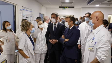 Министр здравоохранения заявил, что во Франции зарегистрировано 1300 увольнений медсестер, но опровергает сообщения о сокращении пропускной способности больниц