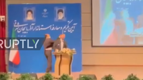 Мужчина похлопал губернатора провинции во время инаугурации в Иране