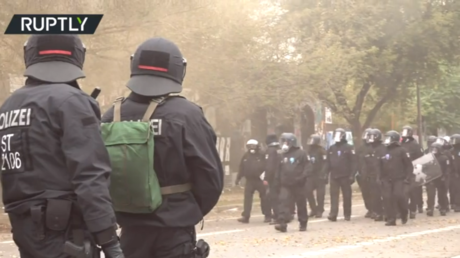 Немецкая полиция выселяет легендарный левый трейлерный лагерь Копи