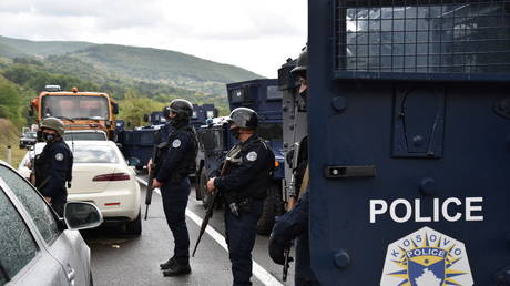 Несколько человек получили ранения в результате столкновения косовской полиции с сербской толпой вокруг Митровицы на фоне растущей напряженности