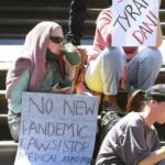«Остановите неограниченный захват власти!»  Огромные массовые протесты в Мельбурне против требований вакцинации и широкого закона о полномочиях по борьбе с пандемией (ВИДЕО) - RT World News
