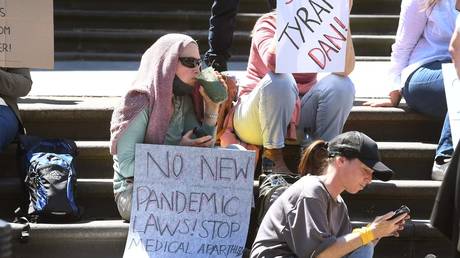 «Остановите неограниченный захват власти!»  Огромные массовые протесты в Мельбурне против требований вакцинации и широкого закона о полномочиях по борьбе с пандемией