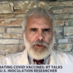 Ответ общественного здравоохранения на Covid-19 отстает от данных и не учитывает реальные риски, сказал RT исследователь вакцин Роберт Мэлоун - RT World News