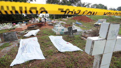 Панама эксгумировала тела из братской могилы во время поисков жертв вторжения США в 1989 году