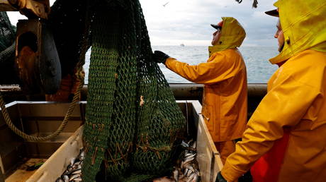 Париж «открыт для переговоров» о правах на рыбную ловлю, если Лондон «соблюдает обязательства Великобритании», — заявил премьер-министр Франции в связи с задержанием британского траулера