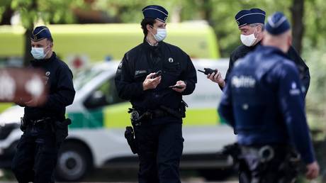 Подозреваемый арестован после сообщений о том, что вооруженный подросток отправил бельгийский город Варегем в карантин