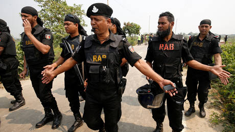 Полиция Бангладеш арестовала 450 человек, связанных с нападениями на индуистские дома и религиозные объекты, которые стали крупнейшими беспорядками за последние десять лет