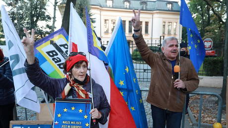 Польша не приемлет того, чтобы к ней относились как к «второму классу», — заявил премьер-министр после того, как Варшава установила, что ее законы превалируют над Брюсселем »