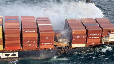 Пожар на контейнеровозе, в результате которого в воздух поднялся токсичный газ, в Британской Колумбии «стабилизировался» — канадская береговая охрана
