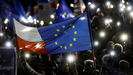 Премьер-министр Польши осудил оппозицию за распространение лжи о стремлении к ЕС «Полексит» на фоне спора о правовом превосходстве Варшавы